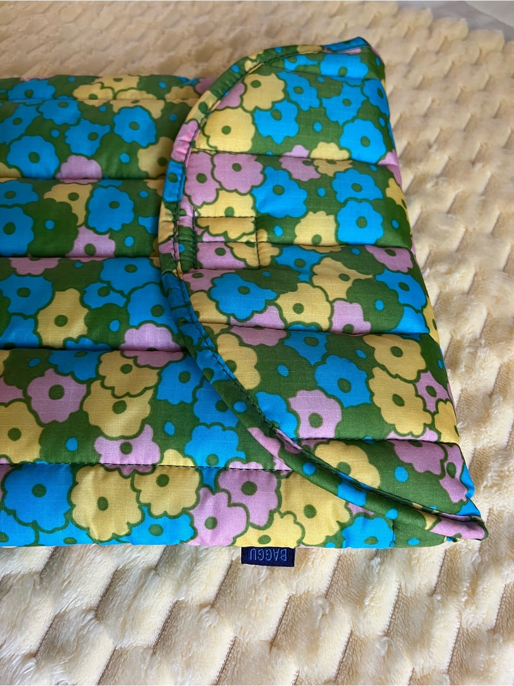 BAGGU Puffy Laptop Sleeve - Flowerbed Pattern - Picture 5 of 8
